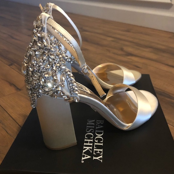 Badgley Mischka Shoes - NWT! Badgley Mischka Ainsley block heel!👡✨